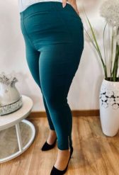 Spodnie chinosy Nina w kolorze butelkowej zieleni z zamkami 7/8 PLUS SIZE XXL. Zielone chinosy Nasi partnerzy, bez wzorów, z elastanu, biznesowe, krótkie. Za 159.90 zł.
