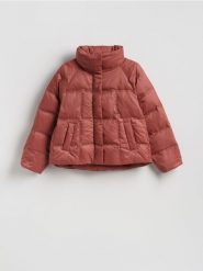 Pikowana kurtka z puchem - brudny róż. Czerwone kurtki Reserved, l, bez wzorów, z puchu, bez kaptura. Za 259.99 zł.