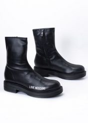 Botki damskie czarne Love Moschino JA24354G1FIEZ000. Czarne botki Love Moschino, bez wzorów, biznesowe, bez obcasa, bez zapięcia. Za 549.99 zł.
