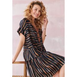 Sukienka Limonet BS Black Cynamon. Czarne sukienki blue shadow, bez wzorów, z wiskozy, bez kołnierzyka, bez ramiączek. W wyprzedaży za 169.95 zł.
