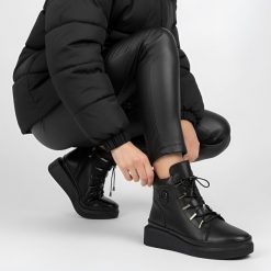 Botki damskie Filippo, skóra licowa z zapięciem na suwak i na stabilnym koturnie, czarne, DBT7416-25-BK. Czarne botki Filippo, bez wzorów, z jeansu, eleganckie, bez obcasa, na koturnie, bez zapięcia. Za 229.00 zł.