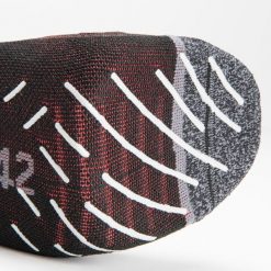 Skarpety sportowe do rugby Offload R520 Mid. Czarne skarpetki KIPSTA, bez wzorów, z dzianiny. Za 24.99 zł.