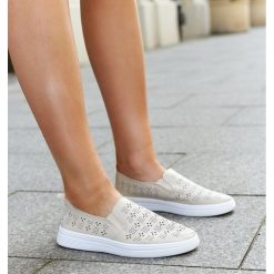 Beżowe wsuwane tenisówki Hilal beżowy. Brązowe trampki w ażurowe wzory, z materiału, eleganckie, bez zapięcia. Za 77.42 zł.
