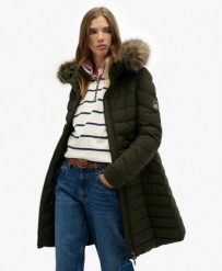 Superdry Płaszcz Fuji z kapturem i sztucznym futrem, długość midi. Zielone płaszcze Superdry, bez wzorów, z nylonu, z kapturem. Za 645.00 zł.