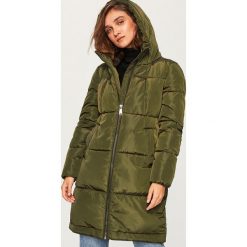 Pikowany płaszcz z kapturem - Khaki. Płaszcze marki House. W wyprzedaży za 149.99 zł.