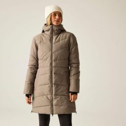 Płaszcz damski zimowy ocieplany Striking V Dare 2b. Brązowe płaszcze Dare 2b, na zimę, bez wzorów, z puchu, eleganckie, bez kaptura. W wyprzedaży za 799.99 zł.