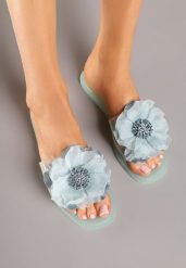 Zielone Klapki Ozdobione Cyrkoniami i Kwiatową Aplikacją 3D Luritte. Zielone klapki Renee, z aplikacjami, z jeansu, eleganckie, bez obcasa, na obcasie, bez zapięcia. W wyprzedaży za 67.49 zł.