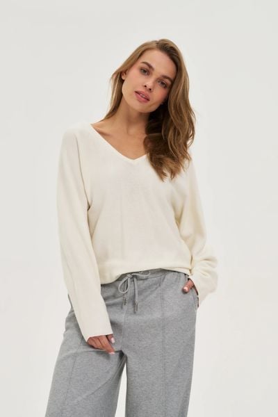 Sweter z dekoltem w serek ecru. Swetry MOODO, l, bez wzorów, z poliamidu, bez ramiączek. Za 119.99 zł.