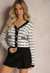 Biało-Czarny Krótki Kardigan z Napisami Fashion i Guzikami Winifa. Białe swetry Renee, bez wzorów, bez ramiączek. W wyprzedaży za 47.99 zł.