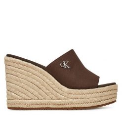 Klapki Calvin Klein. Brązowe klapki Calvin Klein, bez wzorów, bez obcasa, bez zapięcia. Za 299.99 zł.