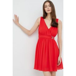 Morgan sukienka kolor czerwony mini rozkloszowana. Czerwone sukienki Morgan, bez wzorów, z tkaniny, bez kołnierzyka, bez ramiączek, mini, rozkloszowane. Za 359.99 zł.