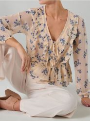 Półprzezroczysta bluzka w kwiatowy wzór - żółty. Żółte bluzki Sinsay, l, bez wzorów, bez kołnierzyka, bez ramiączek. Za 39.99 zł.