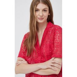 Desigual koszula damska kolor różowy regular z kołnierzykiem klasycznym. Czerwone koszule Desigual, l, bez wzorów, klasyczne, bez kołnierzyka, bez ramiączek. W wyprzedaży za 199.99 zł.