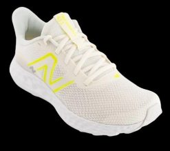Buty biegowe damskie New Balance 411 Running (W4117KX). Białe buty do biegania New Balance, bez wzorów, z materiału, bez zapięcia, do biegania. Za 239.00 zł.