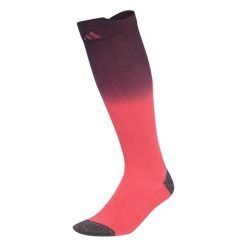 WYGODNE SKARPETY BIEGOWE DO ŁYDKI Z WYKOŃCZENIEM TYPU DIP-DYE. Czerwone skarpetki adidas, bez wzorów, z bawełny. Za 89.95 zł.
