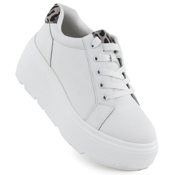 Skórzane półbuty damskie na platformie białe Vinceza 89144. Białe półbuty wsuwane VINCEZA, bez wzorów, ze skóry, bez obcasa, na platformie. Za 130.00 zł.