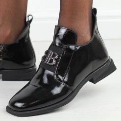Czarne lakierowane skórzane botki damskie Filippo dbt4763/25. Czarne botki Filippo, z aplikacjami, z lakierowanej skóry, eleganckie, bez obcasa, na płaskiej podeszwie, bez zapięcia. Za 319.00 zł.