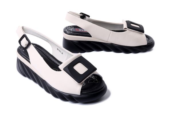 ARTIKER RELAKS 56C1570 beżowy, sandały damskie. Brązowe sandały Artiker Relaks, bez wzorów, bez obcasa, na koturnie, bez zapięcia. Za 239.90 zł.