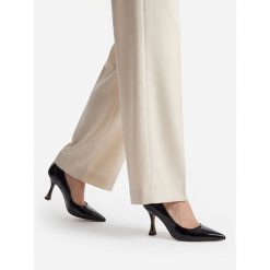 Czółenka Nine West. Czarne czółenka Nine West, bez wzorów, bez obcasa, bez zapięcia. Za 249.99 zł.
