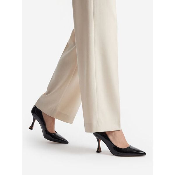 Czółenka Nine West. Czarne czółenka Nine West, bez wzorów, bez obcasa, bez zapięcia. Za 249.99 zł.