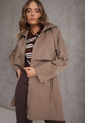 Ciemnobeżowa Kurtka Przejściowa Typu Parka z Odpinanym Kapturem Ozdobiona Sznurkami Fallaiah. Brązowe płaszcze Renee, l, bez wzorów. Za 189.99 zł.