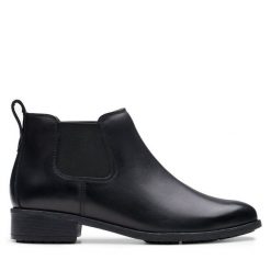 Sztyblety Clarks. Czarne botki Clarks, bez wzorów, bez obcasa, na płaskiej podeszwie, bez zapięcia. Za 259.99 zł.