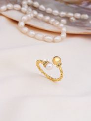 Pierres de Jade Pozłacany pierścionek z perłami i cyrkoniami rozmiar: onesize. Białe pierścionki Pierres de Jade, z cyrkonią, pozłacane. Za 39.99 zł.