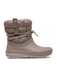 Crocs Kozaki zimowe "Classic Neo Puff" w kolorze jasnobrązowym rozmiar: 36/37. Brązowe kozaki Crocs, na zimę, bez wzorów, z materiału, eleganckie, bez obcasa, bez zapięcia. Za 246.53 zł.