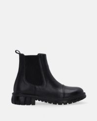 SKÓRZANE SZTYBLETY W KOLORZE CZARNYM 430186 BLACK. Czarne botki Venezia, bez wzorów, ze skóry, bez obcasa, bez zapięcia. Za 459.00 zł.