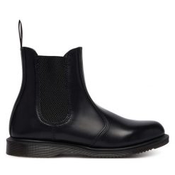 Sztyblety Dr. Martens. Czarne botki Dr Martens, bez wzorów, bez obcasa, na płaskiej podeszwie, bez zapięcia. Za 679.99 zł.
