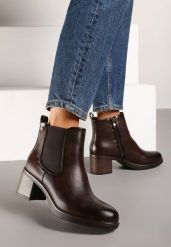 Brązowe Botki na Słupku w Stylu Sztybletów z Gumką z Boku Sanatela. Brązowe botki Renee, z aplikacjami, z jeansu, eleganckie, bez obcasa, na obcasie, bez zapięcia. W wyprzedaży za 69.99 zł.