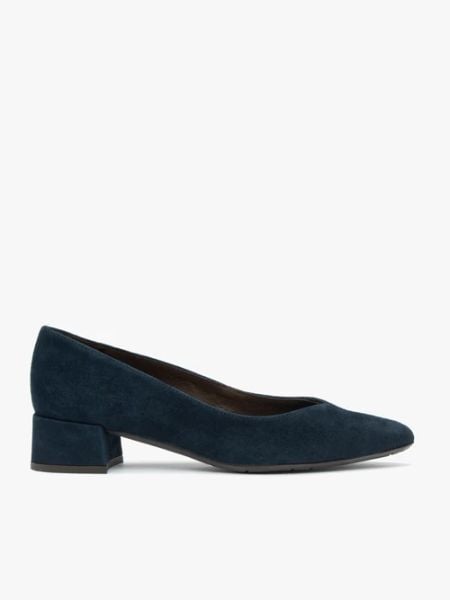 Granatowe czółenka ze skóry welurowej. Niebieskie czółenka Ryłko, bez wzorów, ze skóry, eleganckie, bez obcasa, na słupku, bez zapięcia. Za 379.99 zł.