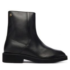 Botki Tommy Hilfiger. Czarne botki Tommy Hilfiger, bez wzorów, bez obcasa, na płaskiej podeszwie, bez zapięcia. Za 599.99 zł.