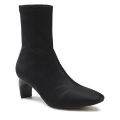 Botki JENNY. Czarne botki Jenny, bez wzorów, bez obcasa, na słupku, bez zapięcia. Za 199.99 zł.
