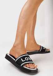 Czarne Klapki z Kwadratowym Noskiem i Paskiem z Napisem Jeliana. Czarne klapki Born2be, bez wzorów, eleganckie, bez obcasa, na płaskiej podeszwie, bez zapięcia. Za 69.99 zł.