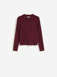 Sweter z ozdobnym detalem - bordowy. Czerwone swetry Reserved, l, bez wzorów, z dzianiny, bez ramiączek. Za 119.99 zł.