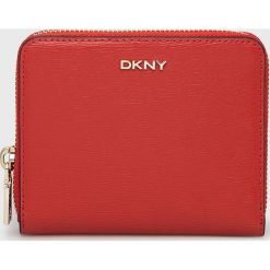 Dkny portfel skórzany R8313656 kolor czerwony. Czerwone portfele DKNY, bez wzorów, z materiału. W wyprzedaży za 289.99 zł.