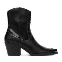 Kowbojki DeeZee. Czarne botki DeeZee, bez wzorów, bez obcasa, na słupku, bez zapięcia. Za 199.99 zł.