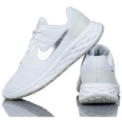 Buty do biegania damskie Nike Revolution 6 NN. Białe buty do biegania Nike, bez wzorów, z gumy, bez zapięcia, do biegania, nike revolution. Za 345.00 zł.