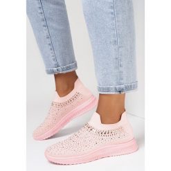 Różowe Buty Sportowe Ceeky. Czerwone buty sportowe lifestyle Born2be, z aplikacjami, z jeansu, eleganckie, z okrągłym noskiem, bez zapięcia. W wyprzedaży za 80.49 zł.