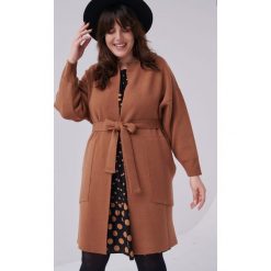 Płaszcz Damski Krash Plus Size Cynamon. Brązowe płaszcze blue shadow, plus size, bez wzorów, z elastanu, bez kaptura. Za 399.90 zł.