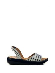 Goby Sandały w kolorze białym ze wzorem rozmiar: 39. Białe sandały Goby, bez wzorów, klasyczne, z otwartym noskiem, bez obcasa, bez zapięcia. Za 186.99 zł.