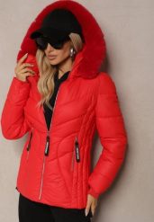 Czerwona Pikowana Kurtka o Taliowanym Kroju z Futrzanym Kapturem i Ozdobnymi Suwakami Ventinia. Czerwone kurtki Renee, l, bez wzorów, z futra, eleganckie. W wyprzedaży za 139.99 zł.
