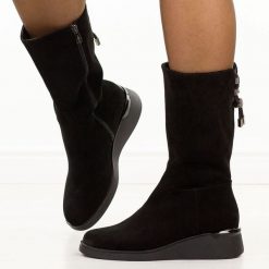 Czarne wyższe skórzane botki damskie Filippo Dbt7210/25. Czarne botki Filippo, bez wzorów, z dzianiny, eleganckie, z okrągłym noskiem, bez obcasa, na koturnie, bez zapięcia. Za 359.00 zł.