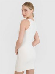 4F Sukienka mini z prążkowanej dzianiny damska - biała S. Białe sukienki 4f, na co dzień, s, bez wzorów, z dzianiny, eleganckie, bez kołnierzyka, bez ramiączek, maxi, dopasowane. W wyprzedaży za 99.99 zł.
