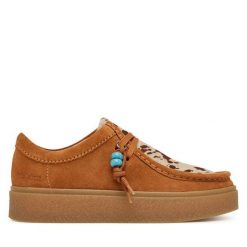 Półbuty Clarks. Brązowe półbuty wsuwane Clarks, bez wzorów, bez obcasa, na płaskiej podeszwie. Za 519.99 zł.