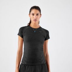 Koszulka do biegania damska Kiprun Run 500 Comfort slim. Czarne bielizna termoaktywna damska KIPRUN, bez wzorów, z elastanu, bez ramiączek, do biegania. Za 89.99 zł.