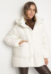Biała Pikowana Kurtka o Kroju Oversize z Kapturem Galandia. Białe kurtki Born2be, l, bez wzorów, z jeansu, eleganckie, z kapturem. Za 199.99 zł.