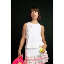 Koszulka CANTAL TOP | Lekka, oddychająca i szybkoschnąca do gry w padla. Białe topy IZAS, bez wzorów, z materiału, eleganckie, bez kołnierzyka, bez ramiączek. Za 160.83 zł.