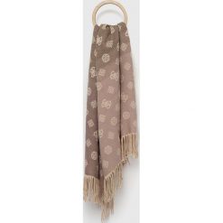 Guess szal damski kolor różowy wzorzysty. Czerwone szaliki i kominy Guess, z aplikacjami, z tkaniny. Za 229.99 zł.